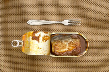 Açık metal kutu konserve balık ve çatal