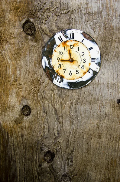 Velho relógio envelhecido rosto no fundo de madeira — Fotografia de Stock