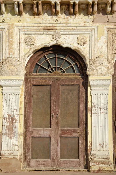 Oude deur en sierlijke muur in india — Stockfoto