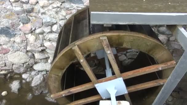 Dekoratif watermill tekerlek içinde hareket — Stok video