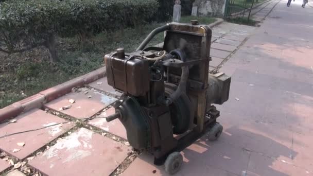 Oude benzine aangedreven draagbare elektrische generator in agra stad, india — Stockvideo