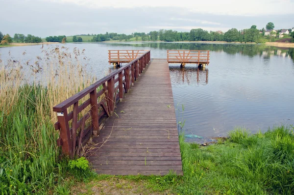 Drewniane molo nad jeziorem ośrodek — Zdjęcie stockowe
