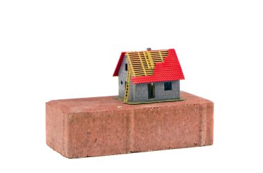 kırmızı tuğla ve izole küçük ev model kurma kavramı