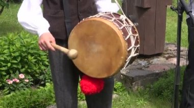 enstrüman davul ile oynama