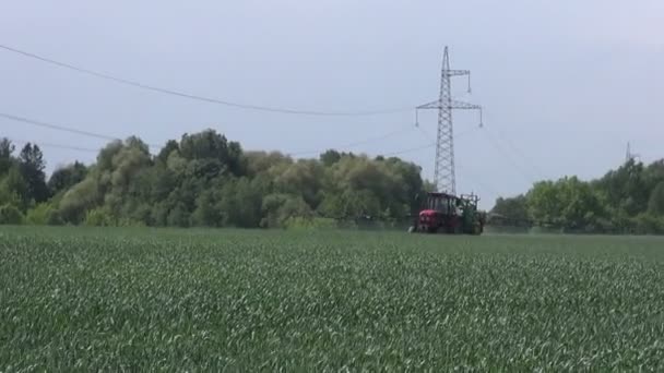 Agricultura tractor pulverización primavera campo de cultivo — Vídeo de stock