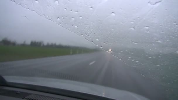 Auto's in de mist en regen herfst onderweg — Stockvideo