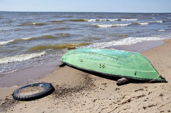 Summer sea beach with green boat — Stock Photo, Image