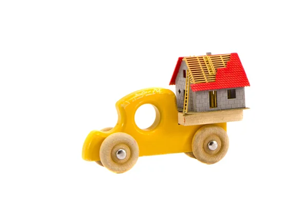 Деревянная игрушка для грузовиков с концепцией модели дома — стоковое фото