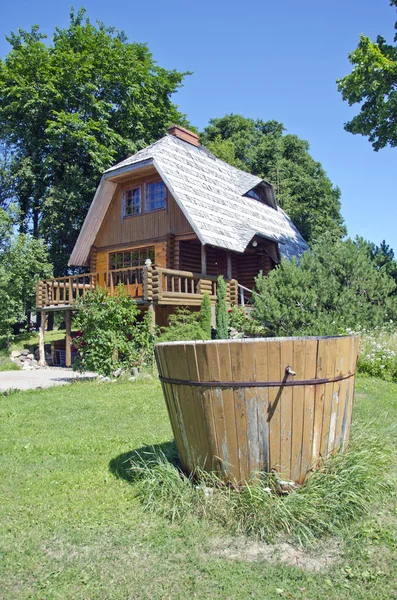 Meer Resort Villa Haus und hölzerne Badewanne — Stockfoto