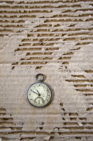 골 판지 배경, 오래 된 회 중 시계 — 스톡 사진