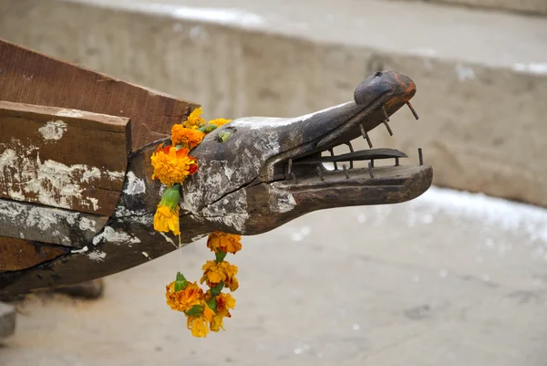 Varanasi, Hindistan'ın hayvan kafasından ile eski ahşap tekne — Stok fotoğraf