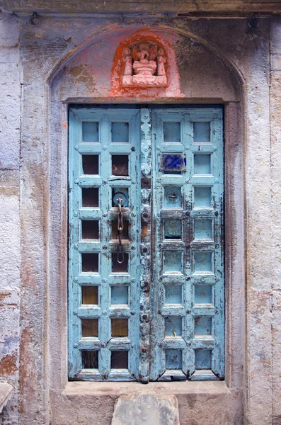 Velho e grunge porta na cidade de Varanasi, Índia — Fotografia de Stock