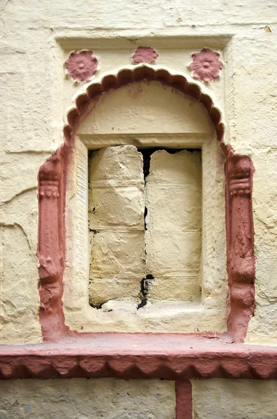 Ventana histórica de la casa envejecida y ornamental, India — Foto de Stock