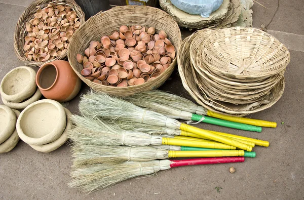 Vassoura, prato de vime e copos de barro em bazar, Índia — Fotografia de Stock