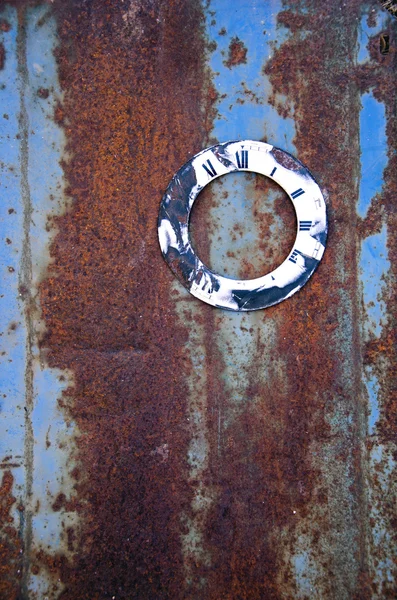 Eski saat yüzünü paslı metal teneke üzerinde — Stok fotoğraf