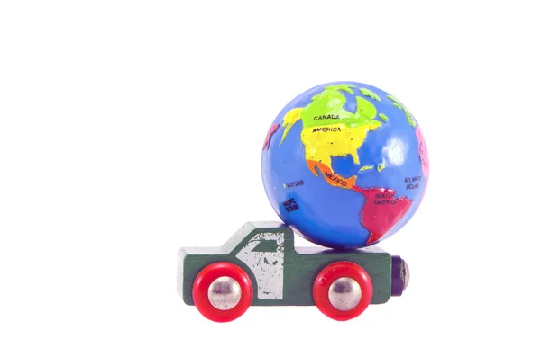 Erde Globus kleines Modell und Auto Spielzeug LKW-Konzept — Stockfoto