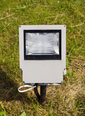 Şehir park alanında modern elektrik lambası