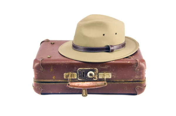 Vieja maleta envejecida para viajar y sombrero aislado en blanco — Foto de Stock