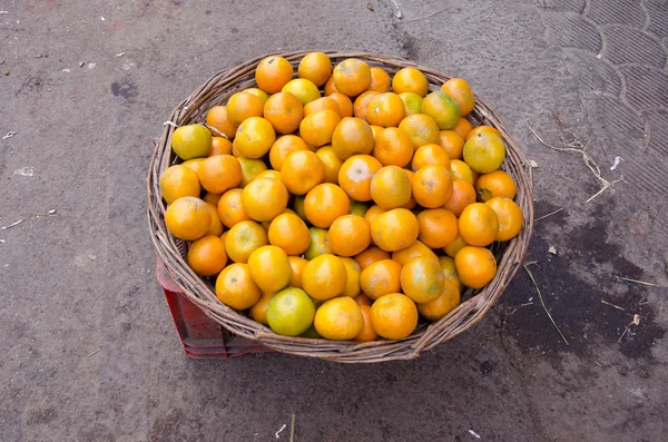 Mandaryn owoców w woden zły koszyk rynku delhi, Indie — Zdjęcie stockowe