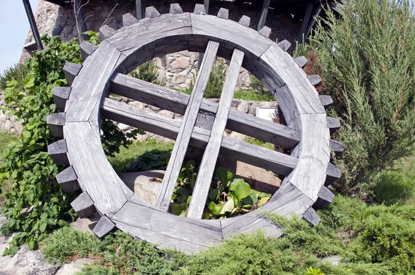 Trä gammal väderkvarn konstruktion hjul — Stockfoto