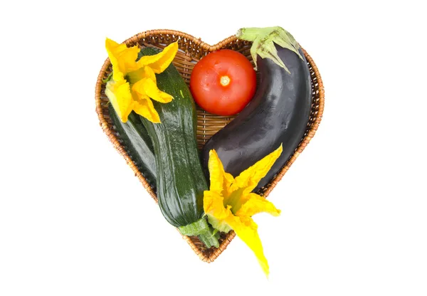 Coração forma cesta de vime e vegetais frescos — Fotografia de Stock