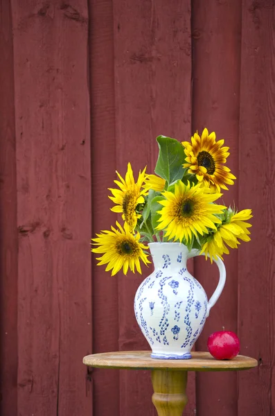 Sommerzeit Sonnenblumen schönen Strauß in eleganten Krug — Stockfoto