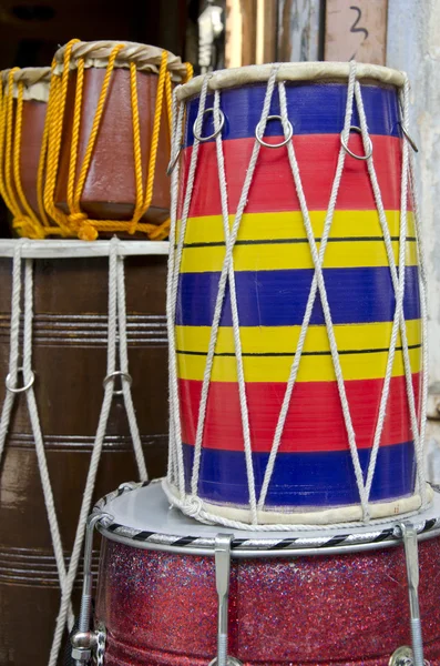 Tambores indios coloridos en el mercado callejero — Foto de Stock