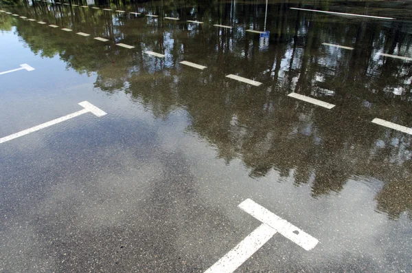 Asfalt gatan efter sommaren regnar — Stockfoto