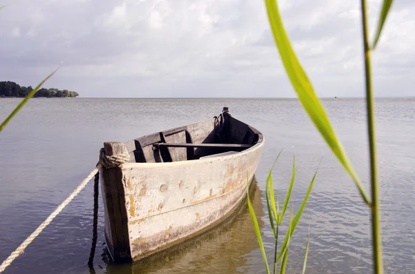 Gammal fiskebåt som flyter på havet vatten — Stockfoto