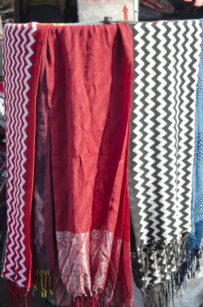 Bunter Schal auf dem asiatischen Markt, Indien — Stockfoto