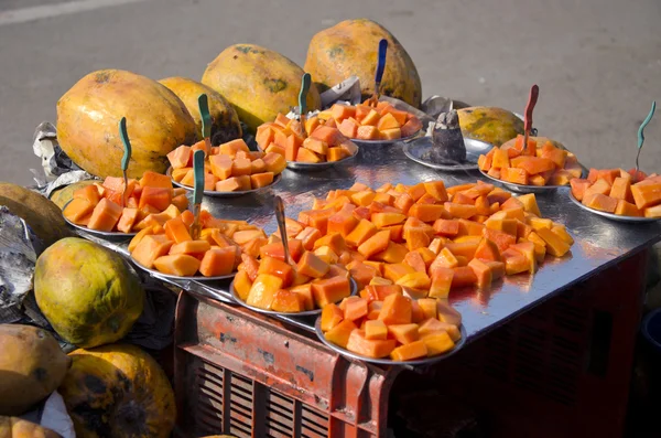 Papaya fruit in asian street market, India — Stock Photo, Image