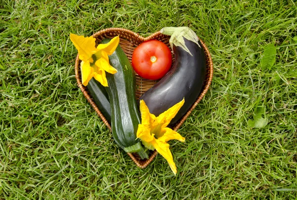 Srdce podobě proutěný koš s zeleninou — Stock fotografie