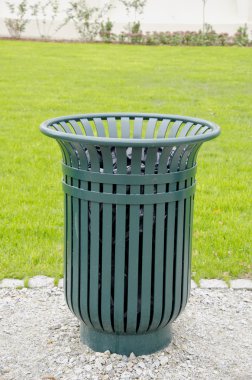 yeşil metal çöp kutusu kutusunu Park