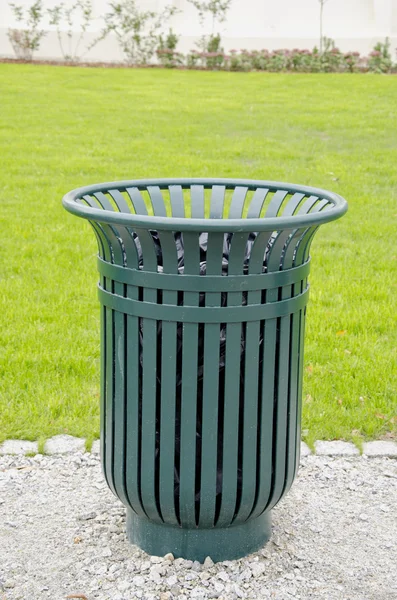 Zielony śmieci metalowy pojemnik pola w parku — Zdjęcie stockowe