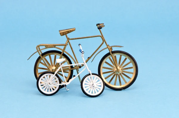 Dois bicicleta modelo brinquedo no fundo azul — Fotografia de Stock