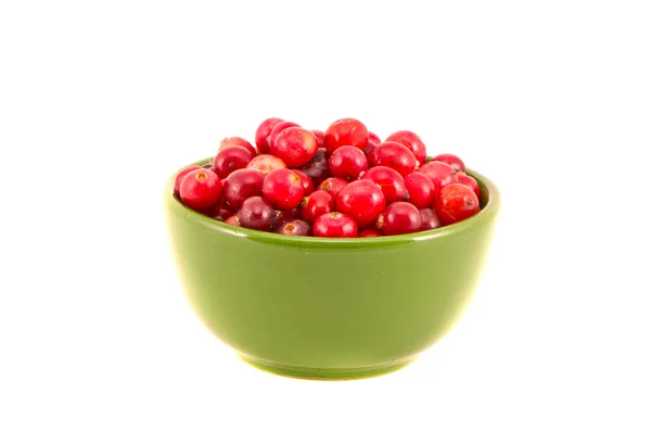 Tigela verde com cranberries maduras isoladas em branco — Fotografia de Stock