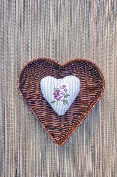 Corazón de tela decorativa en canasta de mimbre —  Fotos de Stock