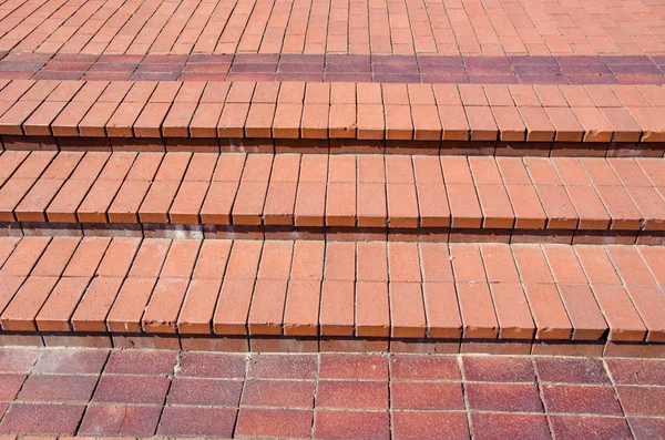 Nieuwe rode bakstenen trap op het stadsplein — Stockfoto