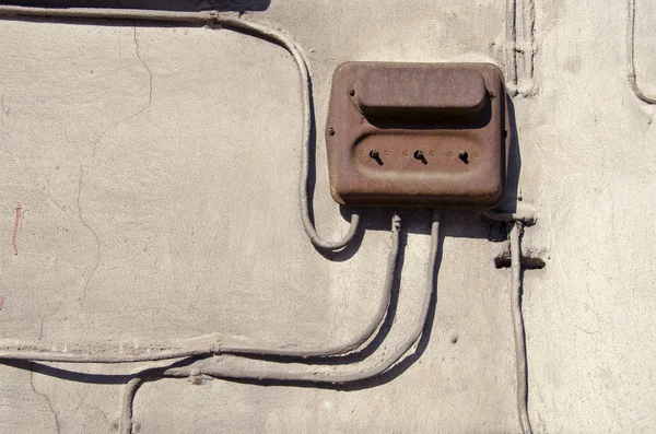 Старый электрический выключатель на гранж-стене — стоковое фото
