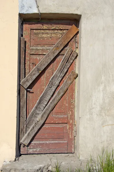 Opuštěný starý dům zavřené dveře — Stock fotografie