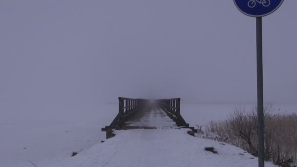 Pont en bois dans la brume du matin d'hiver — Video