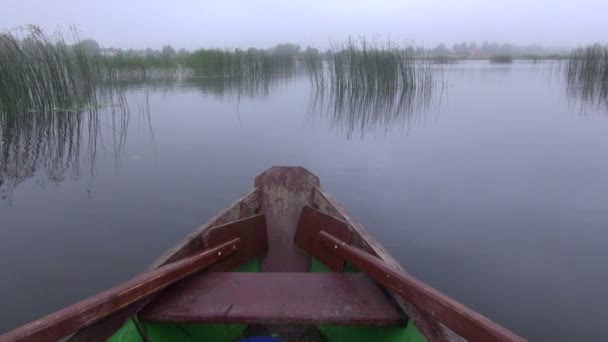 Barco de madera con remos en el lago y niebla — Vídeos de Stock