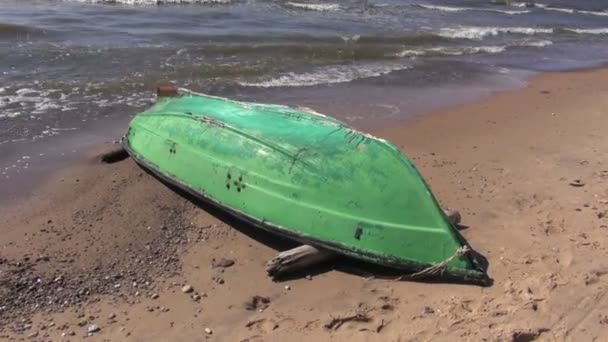 Stary zielony drewnianą łodzią na plaży — Wideo stockowe