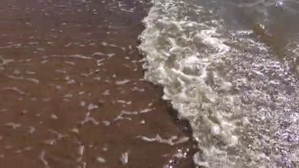 Καλοκαίρι, θάλασσα νωπά κύματα στην άμμο παραλία θέρετρο — Αρχείο Βίντεο