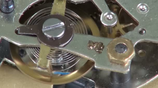 Analoge klok metalen tandwielen wielen in beweging — Stockvideo