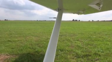 Küçük uçak kanat Havaalanı üzerinde hareket