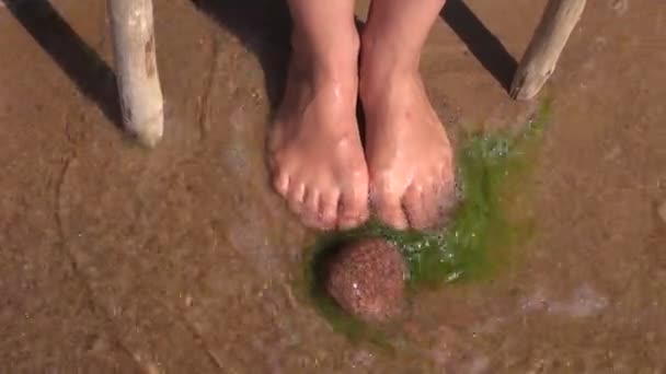 Mulher pés no resort molhado areia praia e ondas — Vídeo de Stock