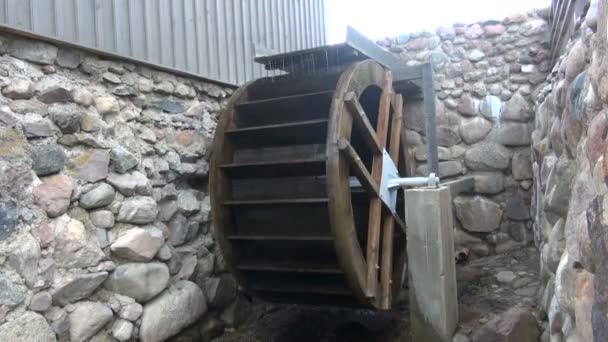 Nieuwe decoratieve watermolen wiel — Stockvideo