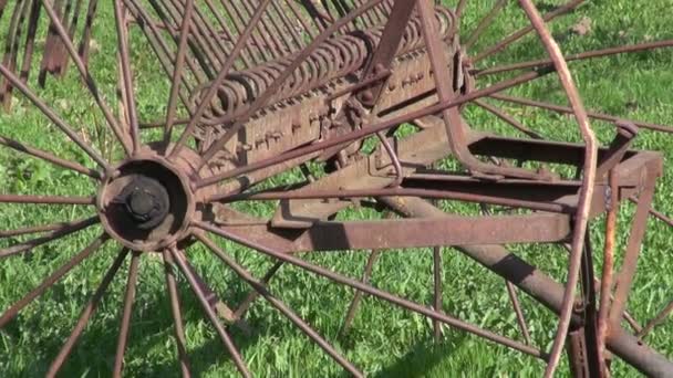 Oude roestige landbouw paard hark hulpmiddel in voorjaar boerderij — Stockvideo