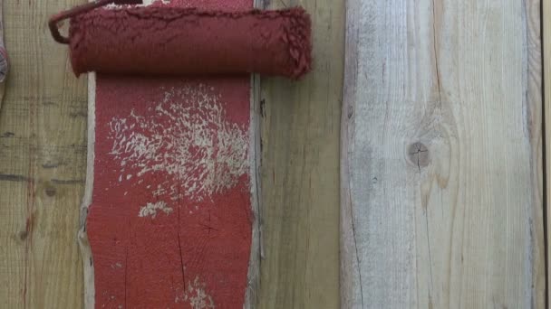 Decoración de pared de casa de madera con rodillo de pintura — Vídeo de stock